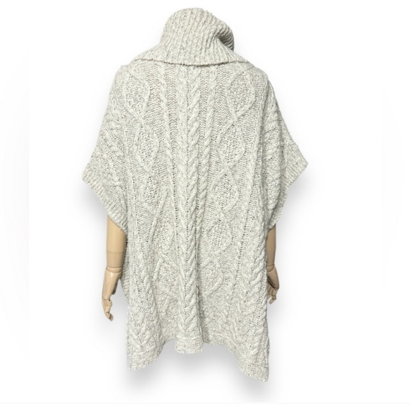 LED LUXE ESSENTIALS DENIM Cable Knit Turtleneck Poncho Cape Contrast Pockets - Picture 3 of 7